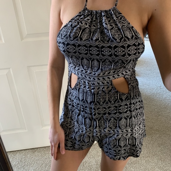 BLACK/WHITE ROMPER - Picture 1 of 4